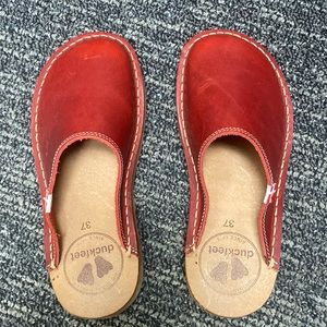 Red leather Duckfeet mules / clogs worn once. 37. Blavand.